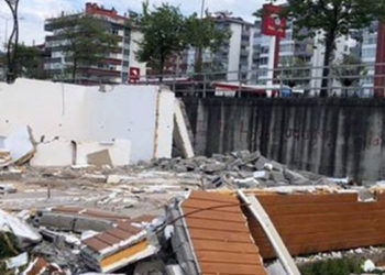 129 kişinin yaşadığı köye yapılan 200 bin liralık halı saha yıkıldı