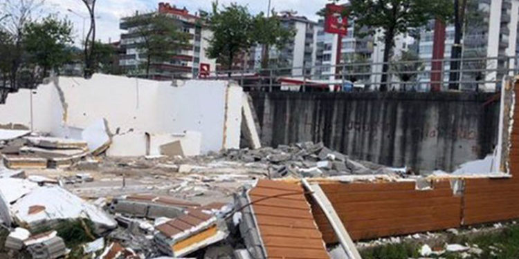 129 kişinin yaşadığı köye yapılan 200 bin liralık halı saha yıkıldı