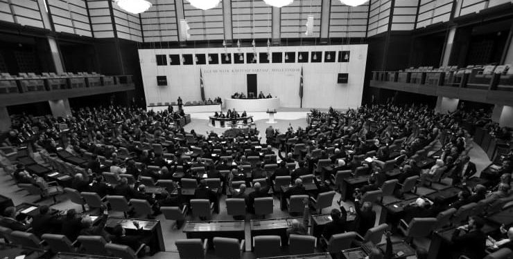 15 yaşından küçük çocuğu bulunan ve cezası 10 yıldan az kadın hükümlüler cezaevine girmeyecek