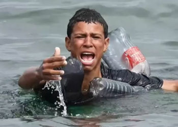 Göçmen çocuk, plastik şişelerle yüzerek İspanya kıyılarına ulaşmaya çalıştı