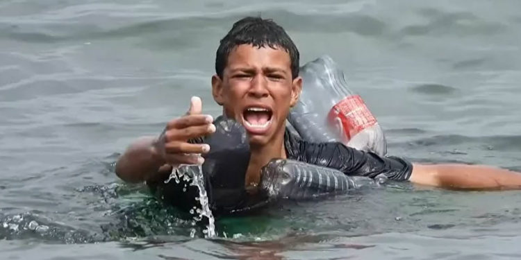 Göçmen çocuk, plastik şişelerle yüzerek İspanya kıyılarına ulaşmaya çalıştı