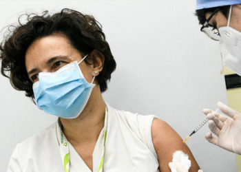 Günlük açılan 170 bin doz aşı için alınan randevu sayısı 30 binlerde kalıyor: Sırası gelip aşıya gitmeyenlerin yerine yaşça küçükler aşılanabilir