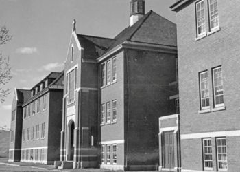 Kanada’da kapatılan yatılı okulda 215 çocuğun gömüldüğü toplu mezar bulundu