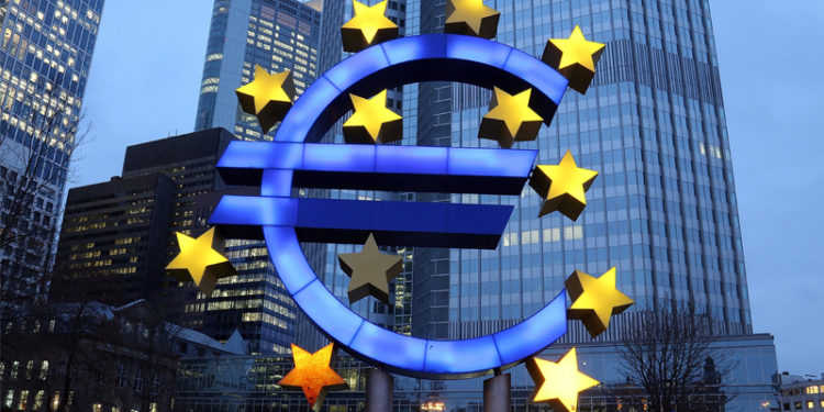 19 AB ülkesinin oluşturduğu Euro Bölgesi'nin mart ayında ticaret fazlası 15,8 milyar Euro'ya geriledi