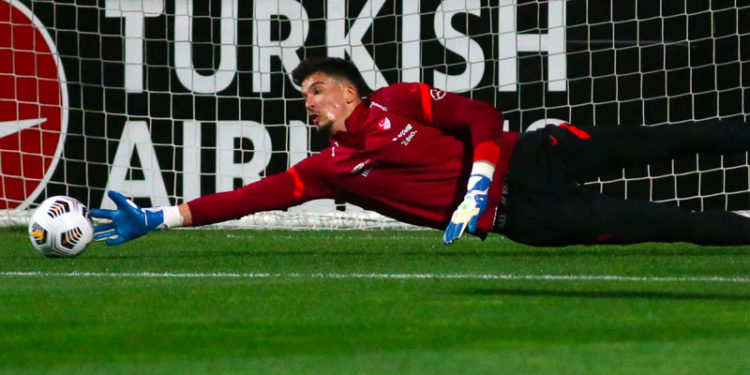 A Millî Takım oyuncusu Altay Bayındır'dan sakatlık açıklaması: Fiziğimin yetmediği yerde kalben desteğimi vereceğim