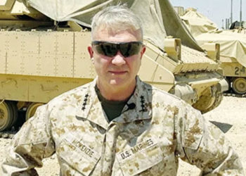 ABD'li generalden YPG'ye destek pozu: 'Arkamdaki Bradley'lere bakın'