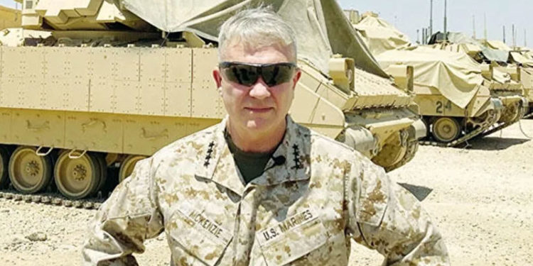 ABD'li generalden YPG'ye destek pozu: 'Arkamdaki Bradley'lere bakın'