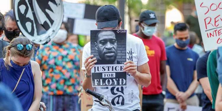 ABD'li öğretmen, George Floyd'un 'suçlu' olduğunu söylediği için görevden alındı