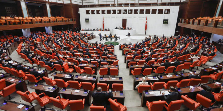 AKP'den TBMM'de 18 yaş altının BES kapsamına alınması teklifi