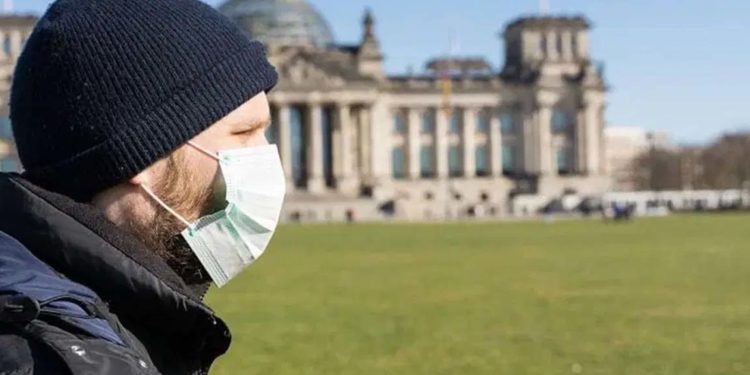 Almanya'da aşı olanlar ve Covid-19'u yenenler, bazı kısıtlamalardan muaf tutulacak