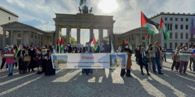 Almanya'da sinagoglara yönelik saldırılara kınama