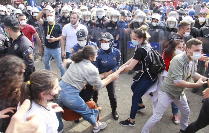 Artvin’de polis çay üreticilerini darp etti