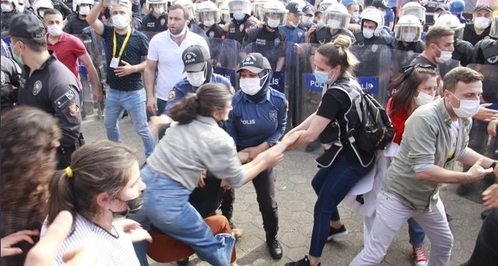 Artvin’de polis çay üreticilerini darp etti