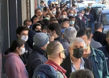 Baklavacı önünde metrelerce uzunlukta sabah kuyruğu: ‘Herkes açılmadan sıraya giriyor’