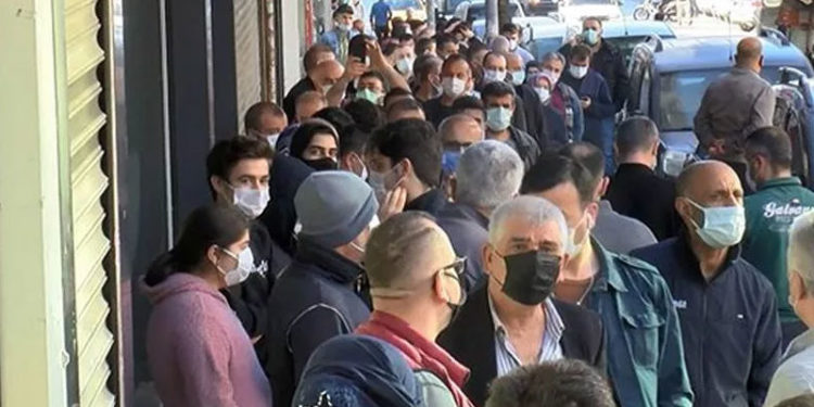 Baklavacı önünde metrelerce uzunlukta sabah kuyruğu: ‘Herkes açılmadan sıraya giriyor’