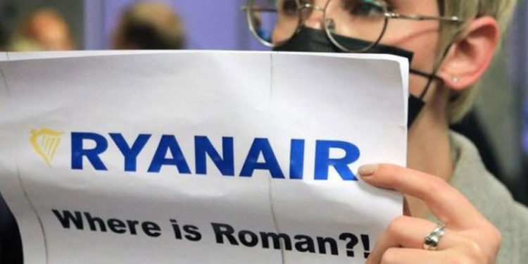 Belarus 'muhalif gazeteciyi gözaltına almak için' Yunanistan'dan Litvanya'ya giden Ryanair yolcu uçağını zorla Minsk'e indirdi