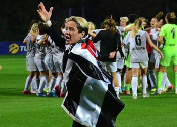 Beşiktaş futbolda 'çifte şampiyonluk' hedefine koşuyor