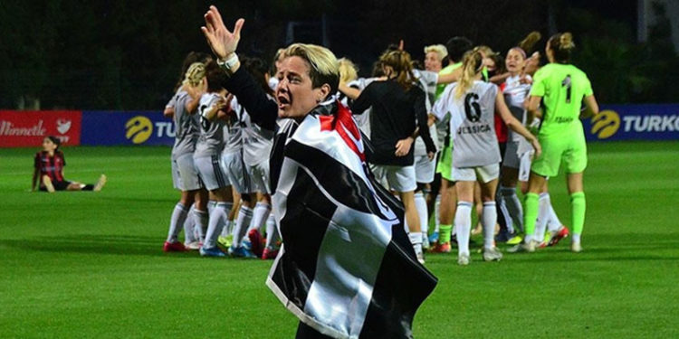 Beşiktaş futbolda 'çifte şampiyonluk' hedefine koşuyor