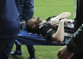 Beşiktaşlı futbolcu Adem Ljajic'in omzunun çıktığı açıklandı