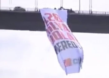 Boğaziçi Köprüsü’ne ‘128 Milyar Dolar Nerede?’ pankartı