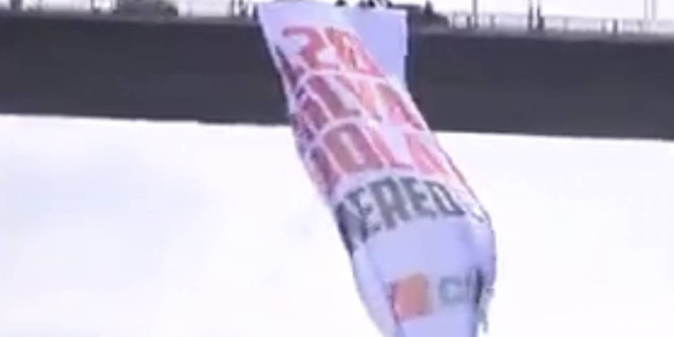 Boğaziçi Köprüsü’ne ‘128 Milyar Dolar Nerede?’ pankartı