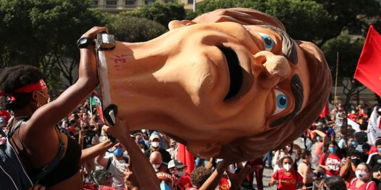 Brezilya Bolsonaro'ya karşı ayakta: 'Hükümeti virüsten daha tehlikeli'