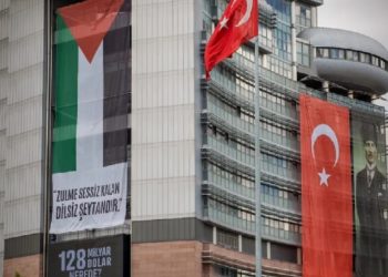 CHP Genel Merkezi’ne dev Filistin bayrağı asıldı: ‘Zulme sessiz kalan dilsiz şeytandır’