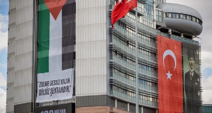 CHP Genel Merkezi’ne dev Filistin bayrağı asıldı: ‘Zulme sessiz kalan dilsiz şeytandır’