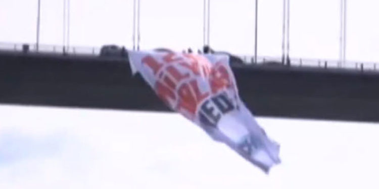 CHP milletvekilleri, "128 Milyar Dolar Nerede?” pankartı astı