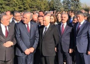 CHP’li Özel, Bahçeli’nin ‘elleri arkada’ fotoğrafıyla MHP’li Ataman’a yanıt verdi: Yer Anıtkabir, tweet bu kadar