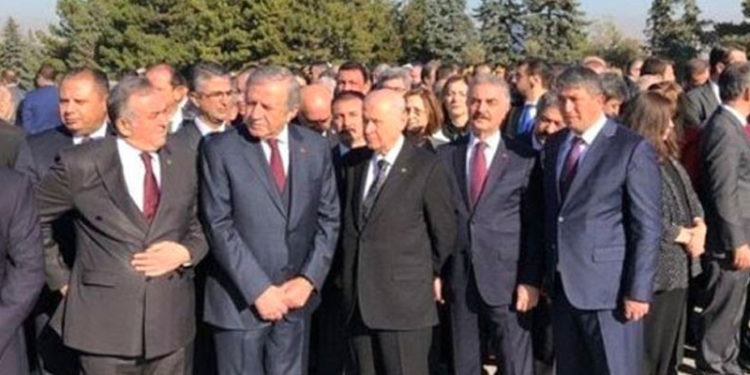 CHP’li Özel, Bahçeli’nin ‘elleri arkada’ fotoğrafıyla MHP’li Ataman’a yanıt verdi: Yer Anıtkabir, tweet bu kadar