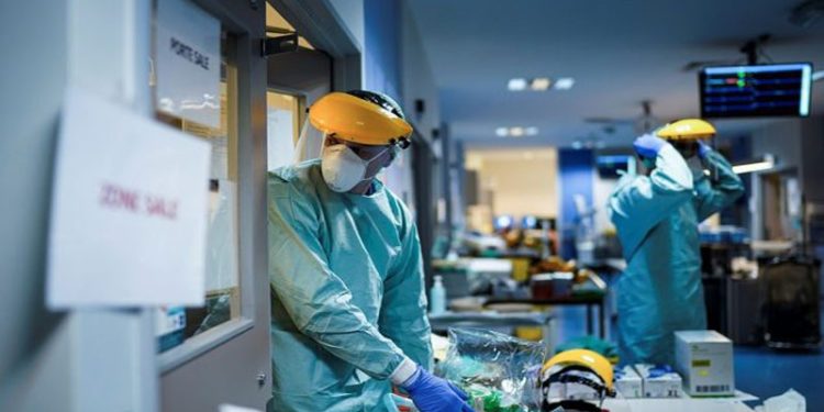 Covid-19 salgını: 8 bin 738 yeni vaka tespit edildi, 166 kişi hayatını kaybetti