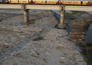 Covid-19'un ikinci dalgasının ağır vurduğu Hindistan'da bir günde 4 bin 77 kişi hayatını kaybetti