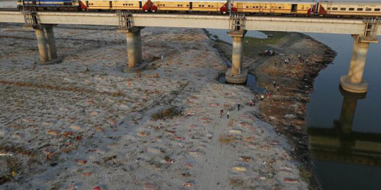 Covid-19'un ikinci dalgasının ağır vurduğu Hindistan'da bir günde 4 bin 77 kişi hayatını kaybetti