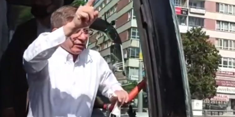 Davutoğlu’na Meclis önünde polis barikatı: Partililer darp edildi