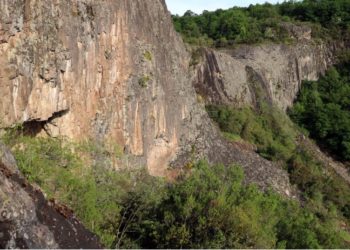Defineciler, binlerce yıllık resimleri talan ettiler