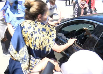 Ekrem İmamoğlu'na protesto, konvoydaki araçlara vurdular!