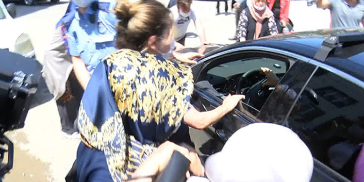 Ekrem İmamoğlu'na protesto, konvoydaki araçlara vurdular!