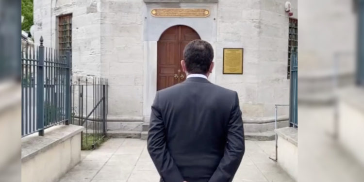 Ellerini arkadan bağlayan İmamoğlu’na, ‘türbeye saygısızlık’ soruşturması