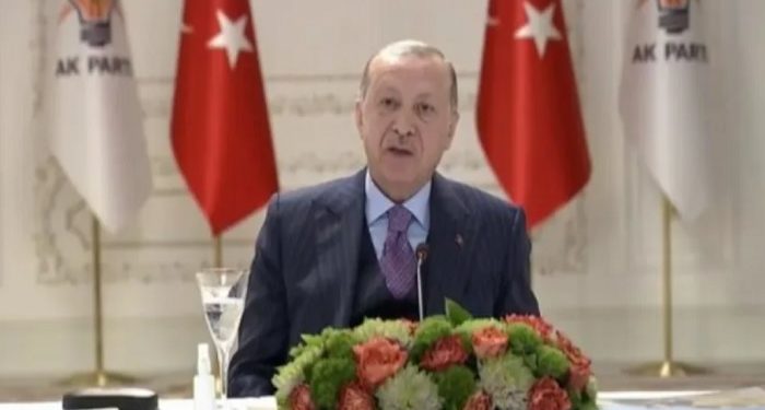 Erdoğan’ın önündeki su bardağı canlı yayın esnasında kaldırıldı