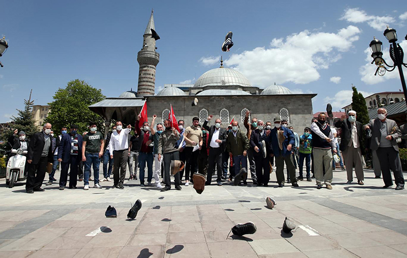 Erzurumlular, İsrail’e tepki için ayakkabı fırlattı