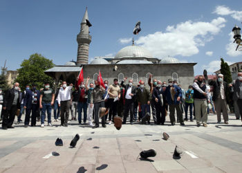Erzurumlular, İsrail’e tepki için ayakkabı fırlattı