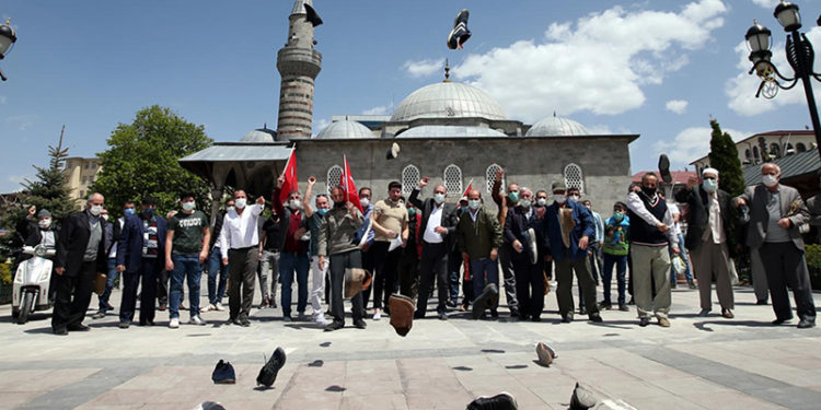 Erzurumlular, İsrail’e tepki için ayakkabı fırlattı