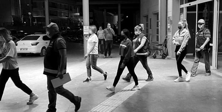 Faaliyetini sürdüren masaj salonuna baskın: 14 kişiye ceza kesildi