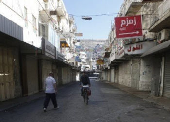 Filistinliler, İsrail'in Gazze'deki hava saldırılarını protesto için genel greve gitti