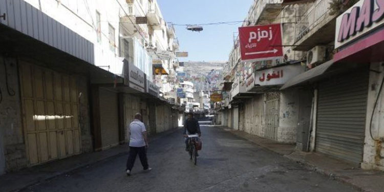 Filistinliler, İsrail'in Gazze'deki hava saldırılarını protesto için genel greve gitti