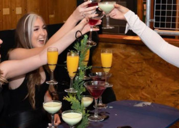 Fotoğraflarla: İngiltere'de kapalı mekanlarda buluşmalar eşliğinde normalleşmeye dönüşte 3. aşama