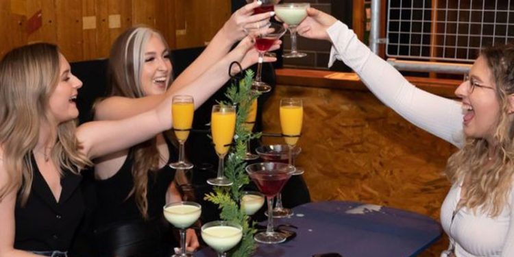 Fotoğraflarla: İngiltere'de kapalı mekanlarda buluşmalar eşliğinde normalleşmeye dönüşte 3. aşama