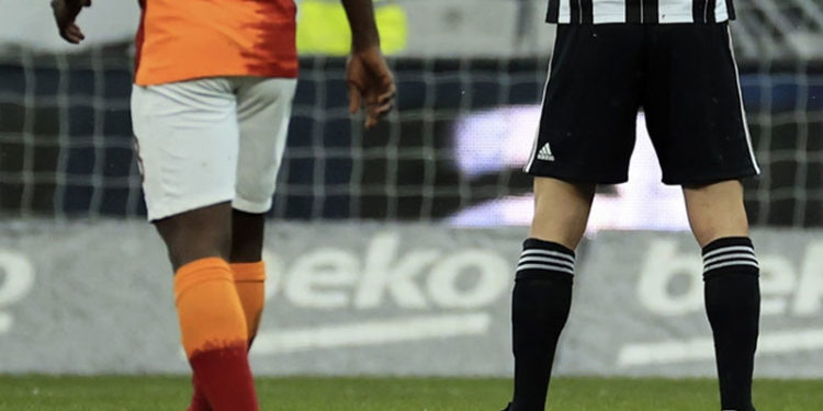 Galatasaray evinde sıkıntılı, Beşiktaş deplasmanda iyi