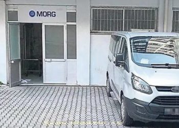 Hastane morgunda görevli imam, tabut çaktığı keserle polislere saldırdı